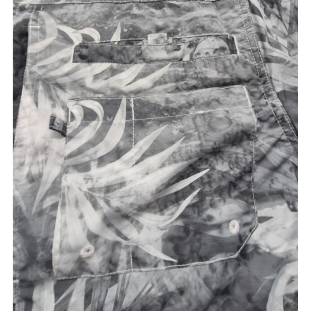 REEL Legends Men's black/gray floral print Shirt‎ Saltwater SS button up vented - Picture 4 of 16